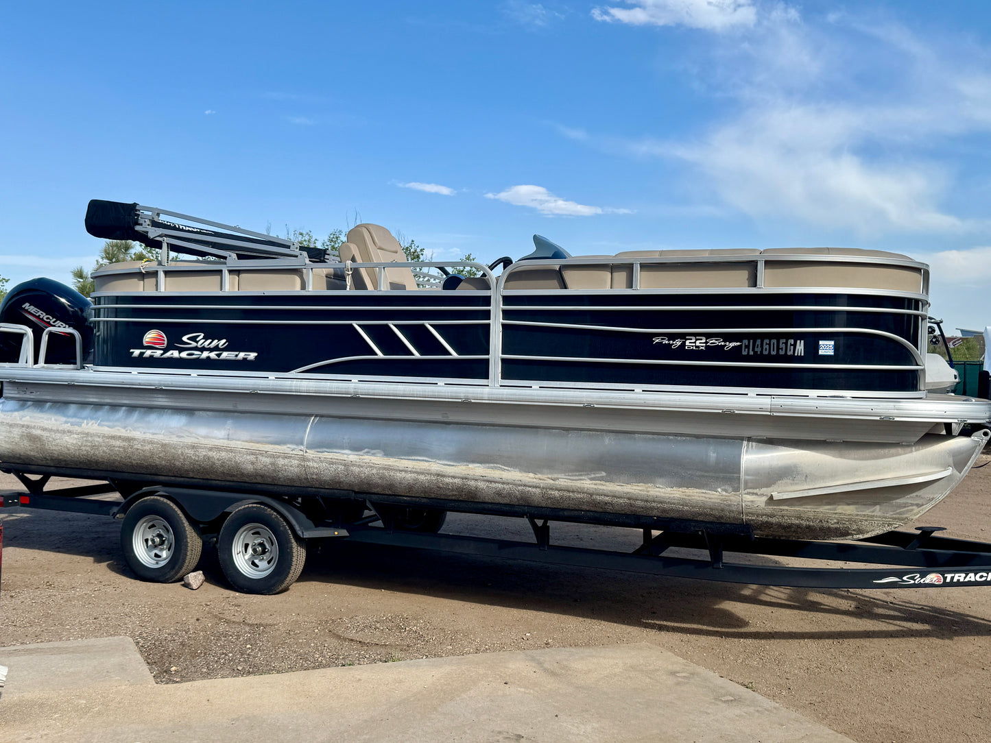 2021 Sun Tracker - Party Barge 22 DLX - 150HP