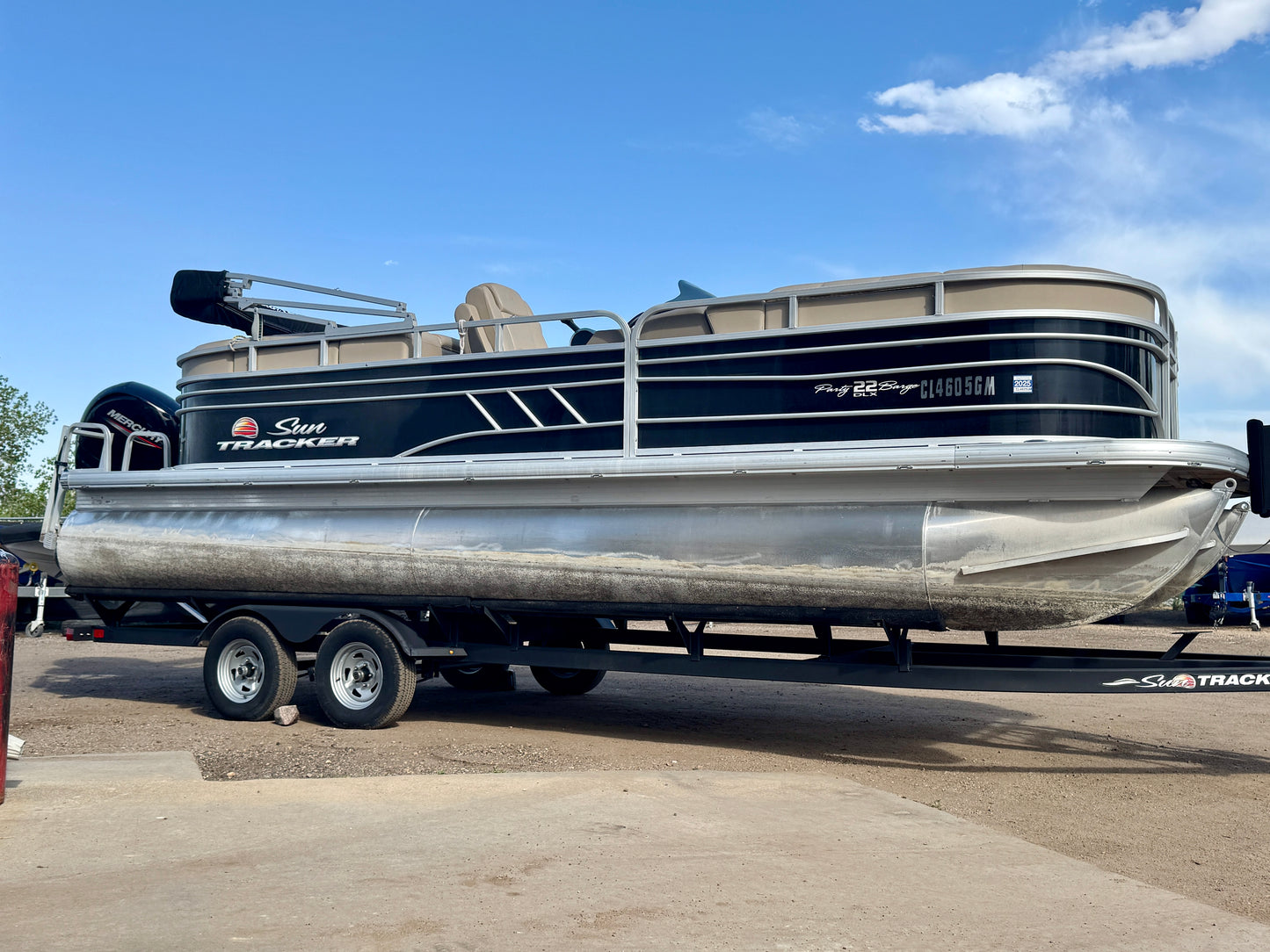 2021 Sun Tracker - Party Barge 22 DLX - 150HP