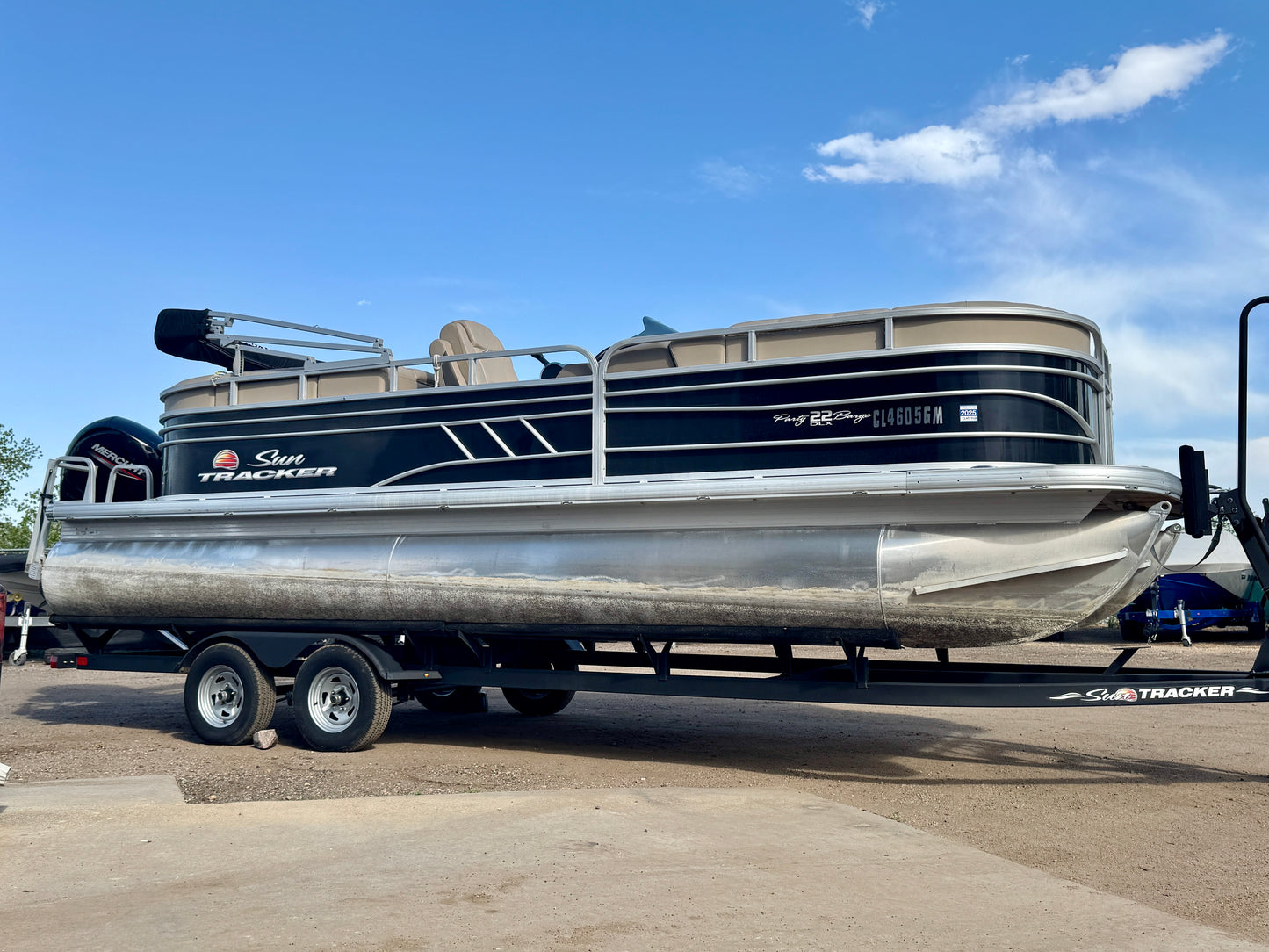 2021 Sun Tracker - Party Barge 22 DLX - 150HP