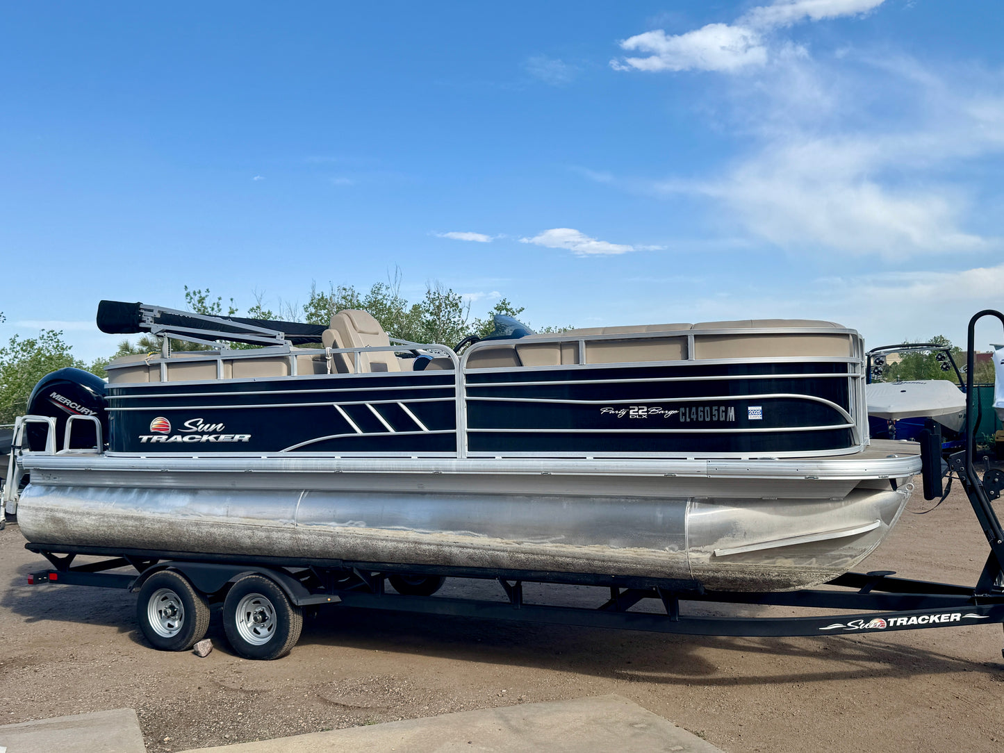 2021 Sun Tracker - Party Barge 22 DLX - 150HP