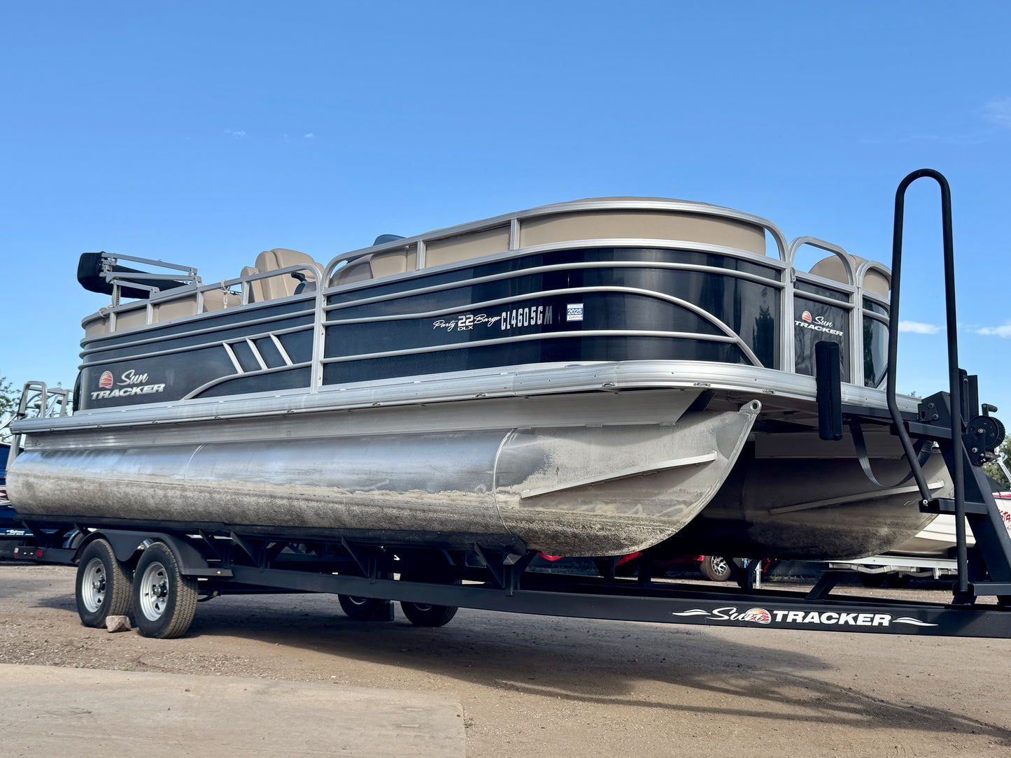 2021 Sun Tracker - Party Barge 22 DLX - 150HP