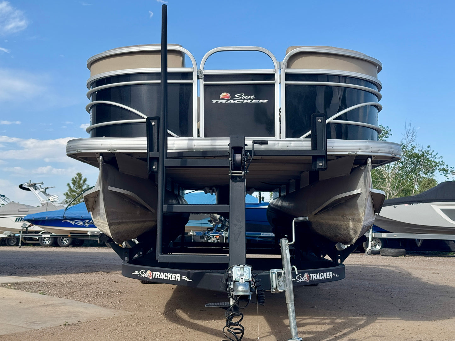 2021 Sun Tracker - Party Barge 22 DLX - 150HP