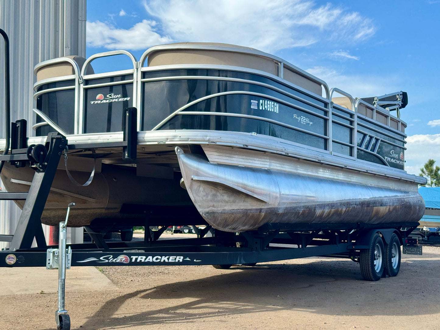 2021 Sun Tracker - Party Barge 22 DLX - 150HP