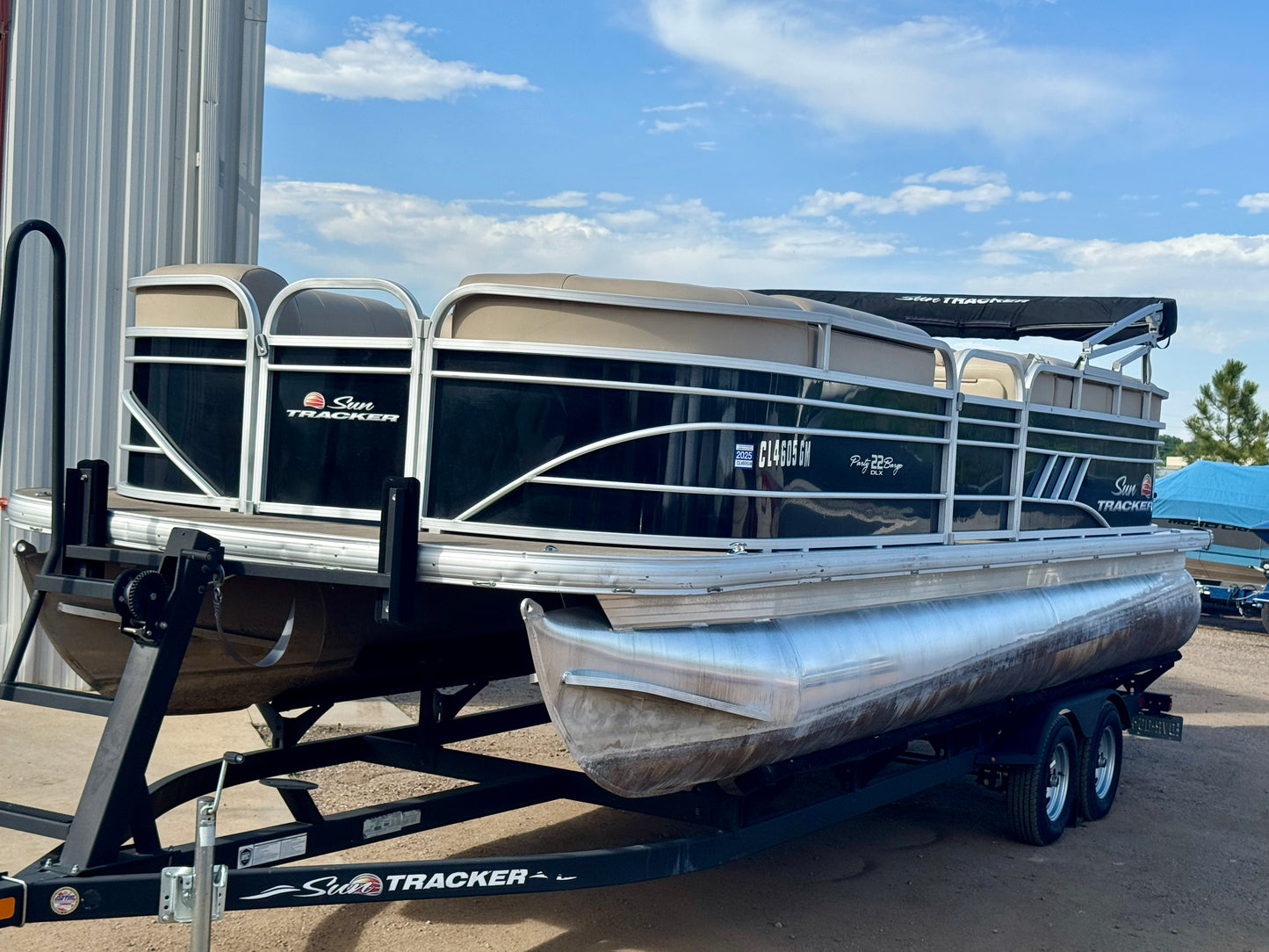 2021 Sun Tracker - Party Barge 22 DLX - 150HP