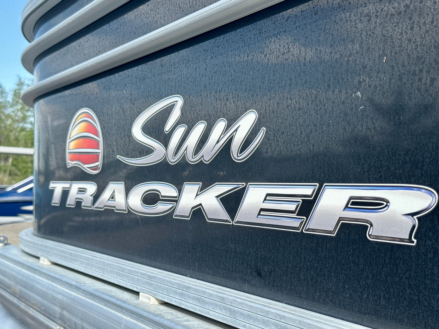 2021 Sun Tracker - Party Barge 22 DLX - 150HP