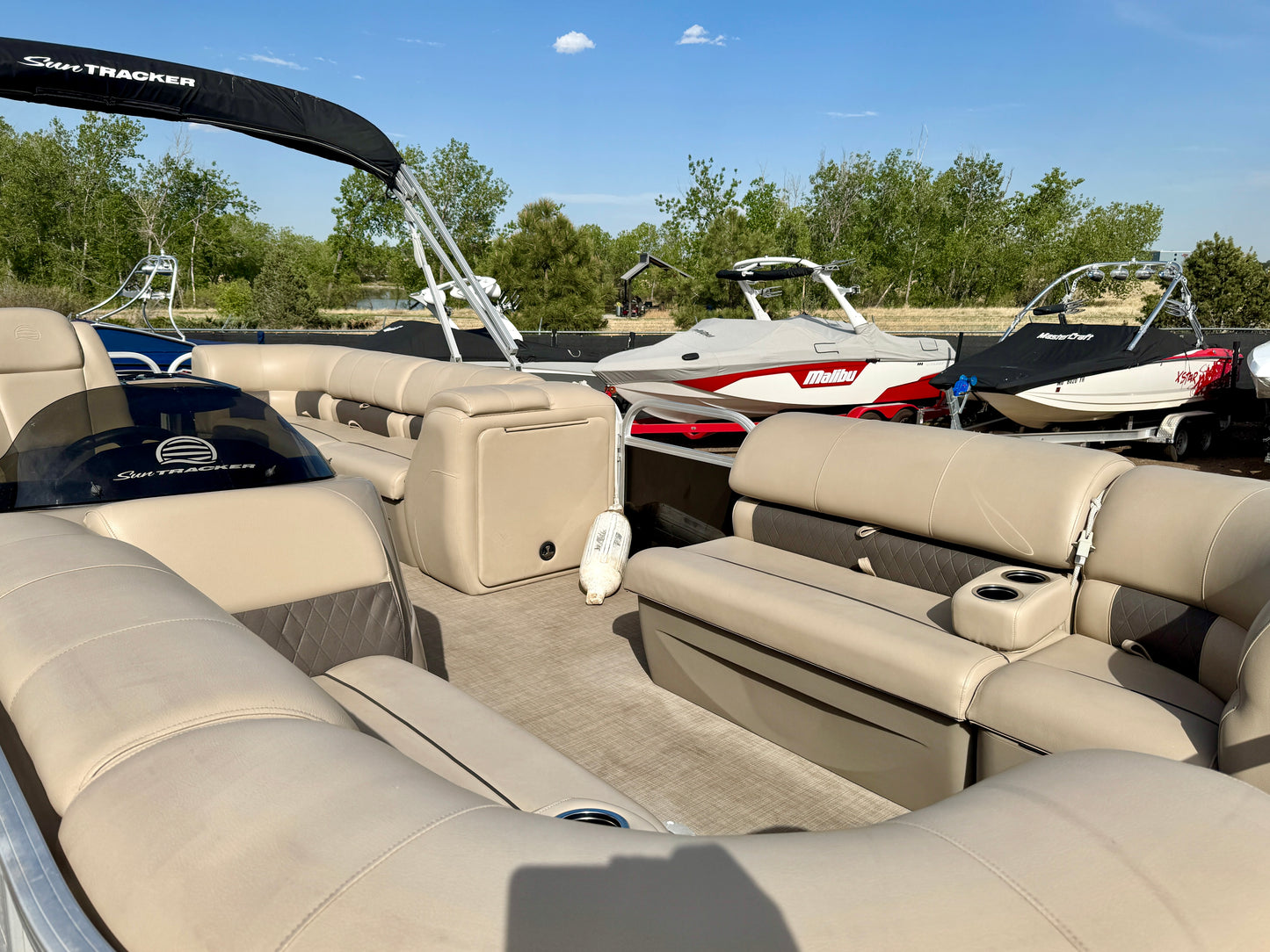 2021 Sun Tracker - Party Barge 22 DLX - 150HP