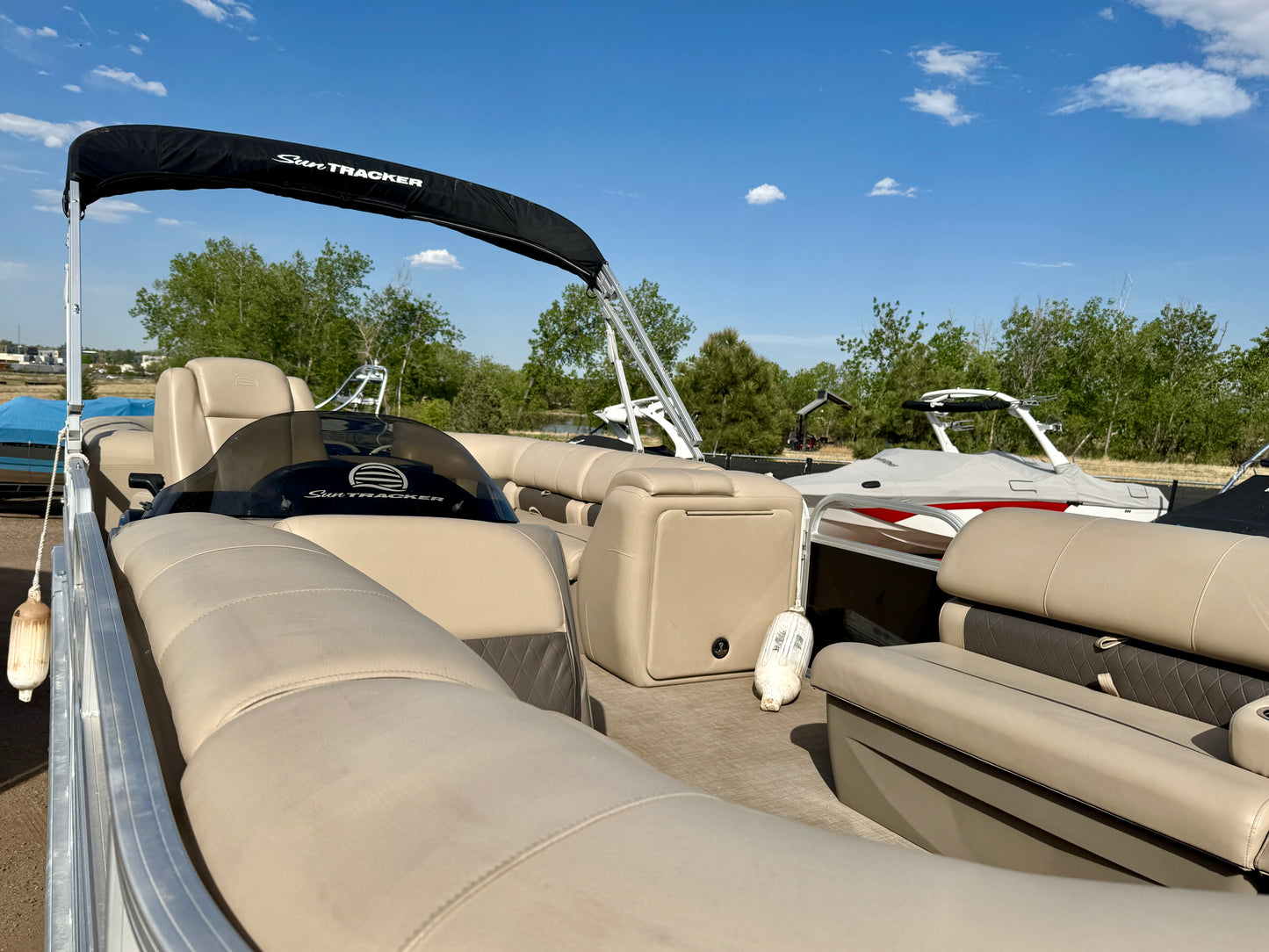 2021 Sun Tracker - Party Barge 22 DLX - 150HP