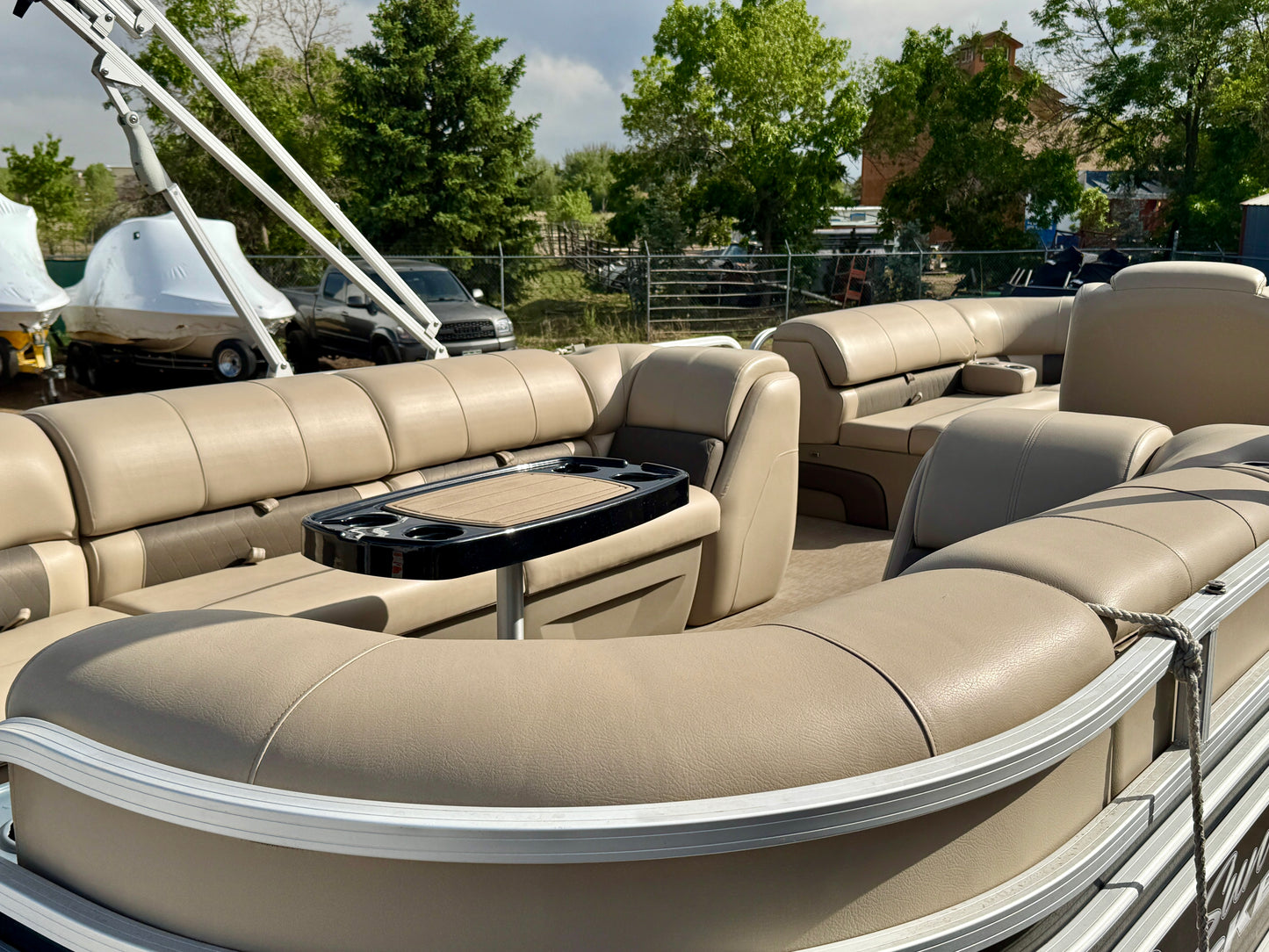 2021 Sun Tracker - Party Barge 22 DLX - 150HP