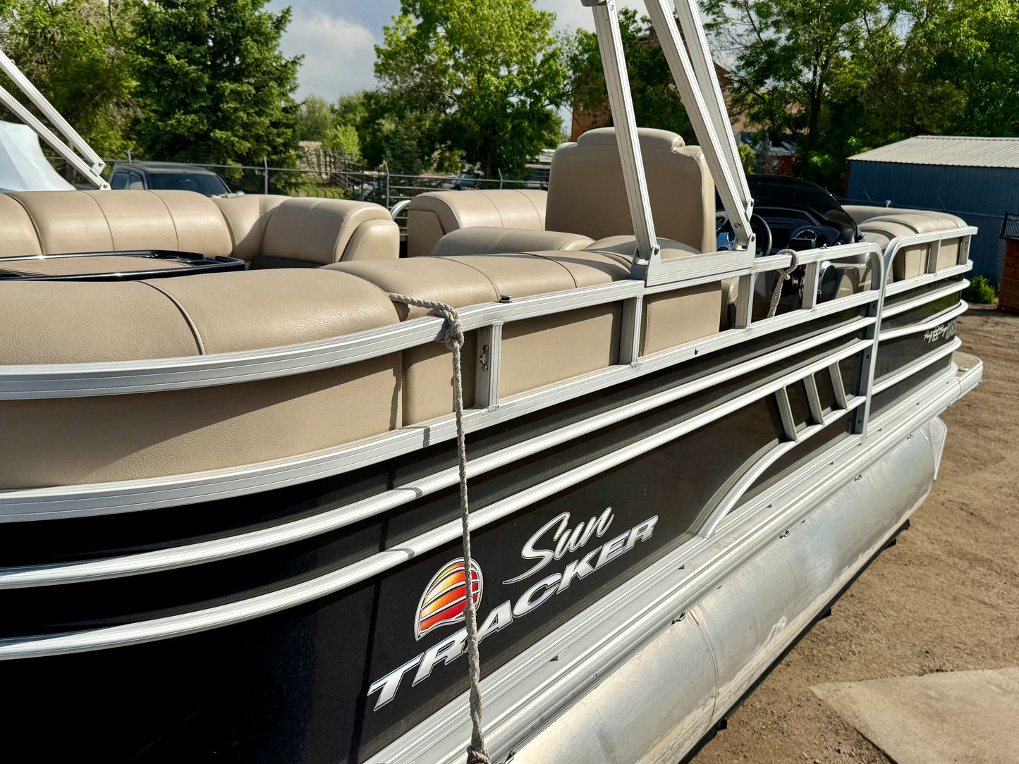 2021 Sun Tracker - Party Barge 22 DLX - 150HP