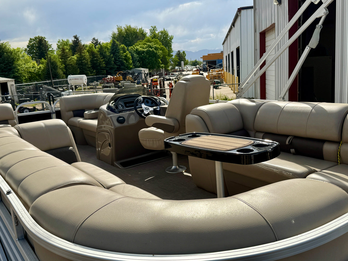 2021 Sun Tracker - Party Barge 22 DLX - 150HP