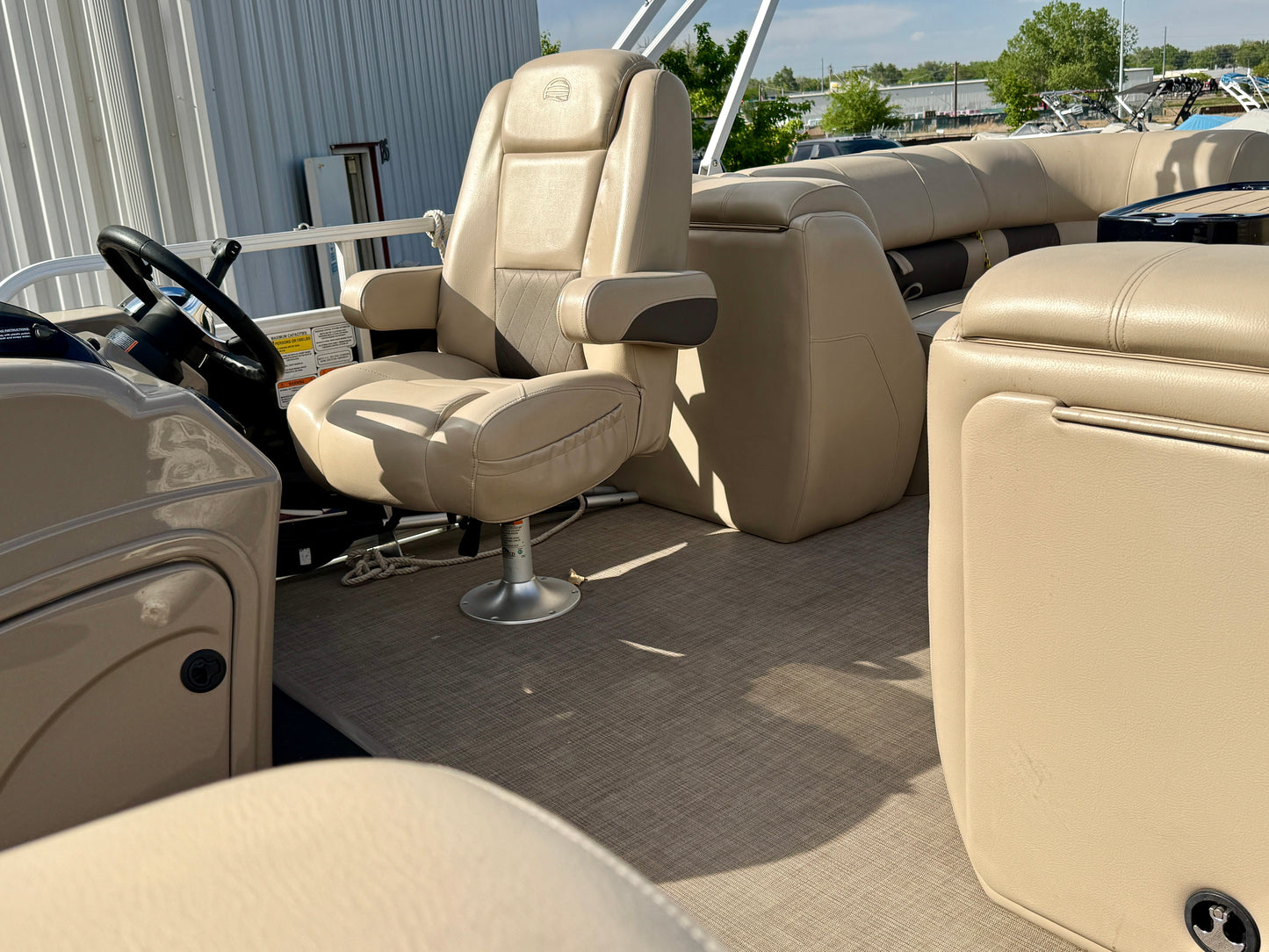 2021 Sun Tracker - Party Barge 22 DLX - 150HP