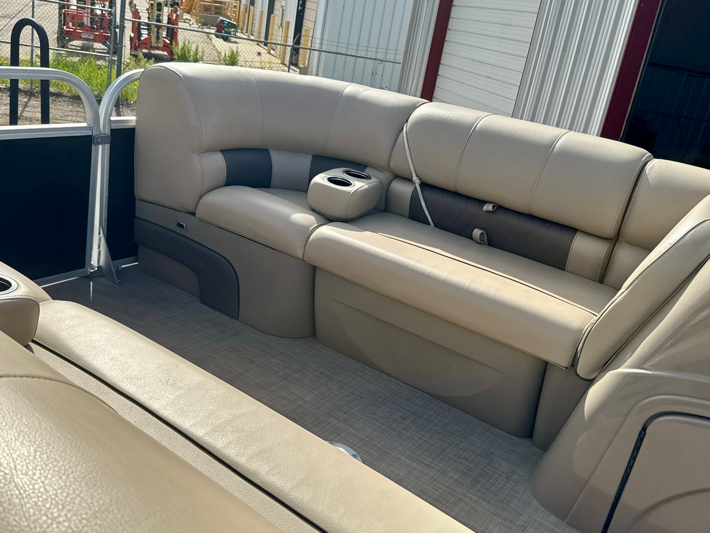 2021 Sun Tracker - Party Barge 22 DLX - 150HP