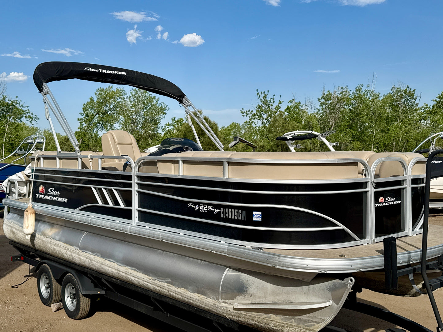 2021 Sun Tracker - Party Barge 22 DLX - 150HP