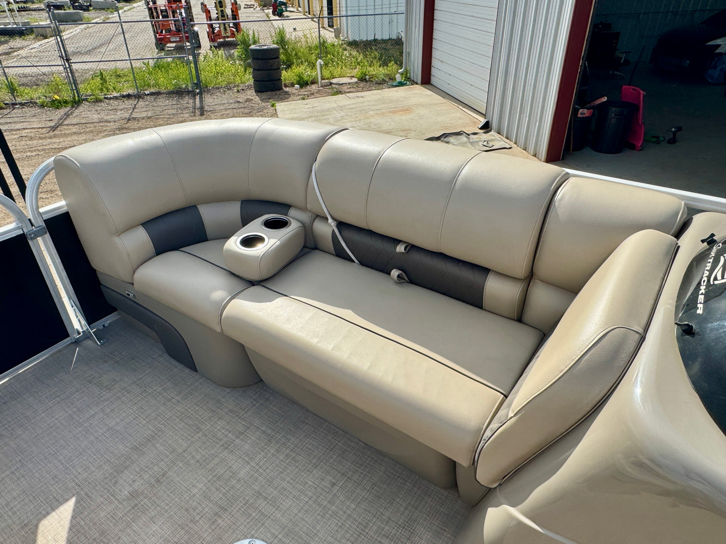 2021 Sun Tracker - Party Barge 22 DLX - 150HP
