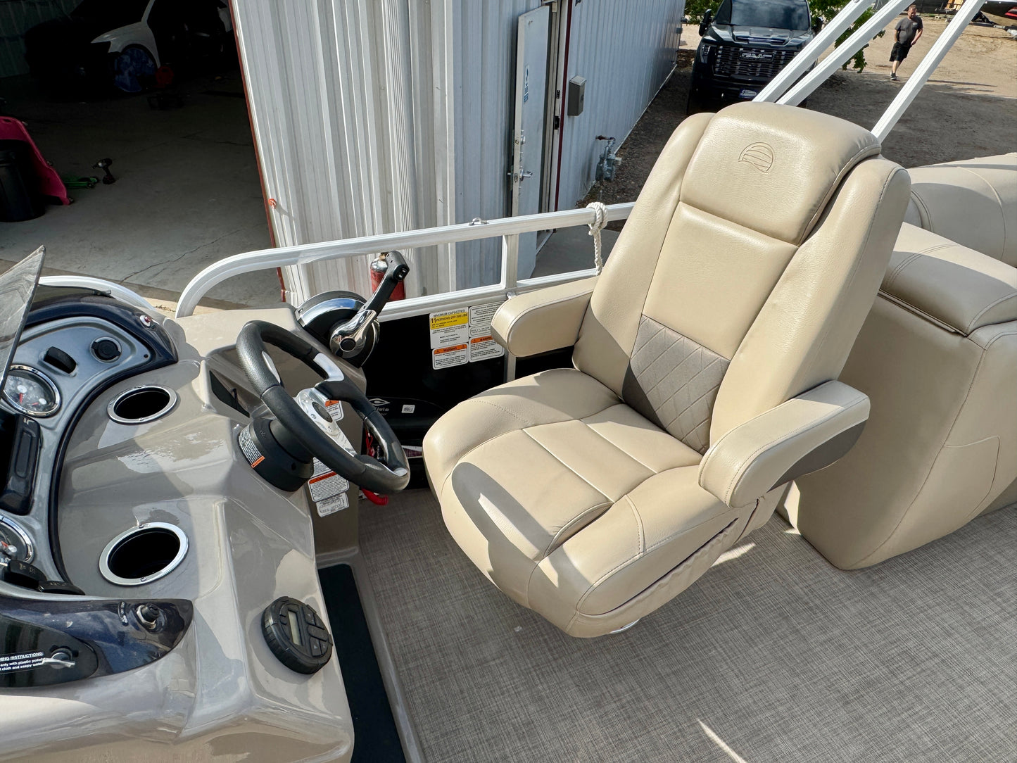 2021 Sun Tracker - Party Barge 22 DLX - 150HP