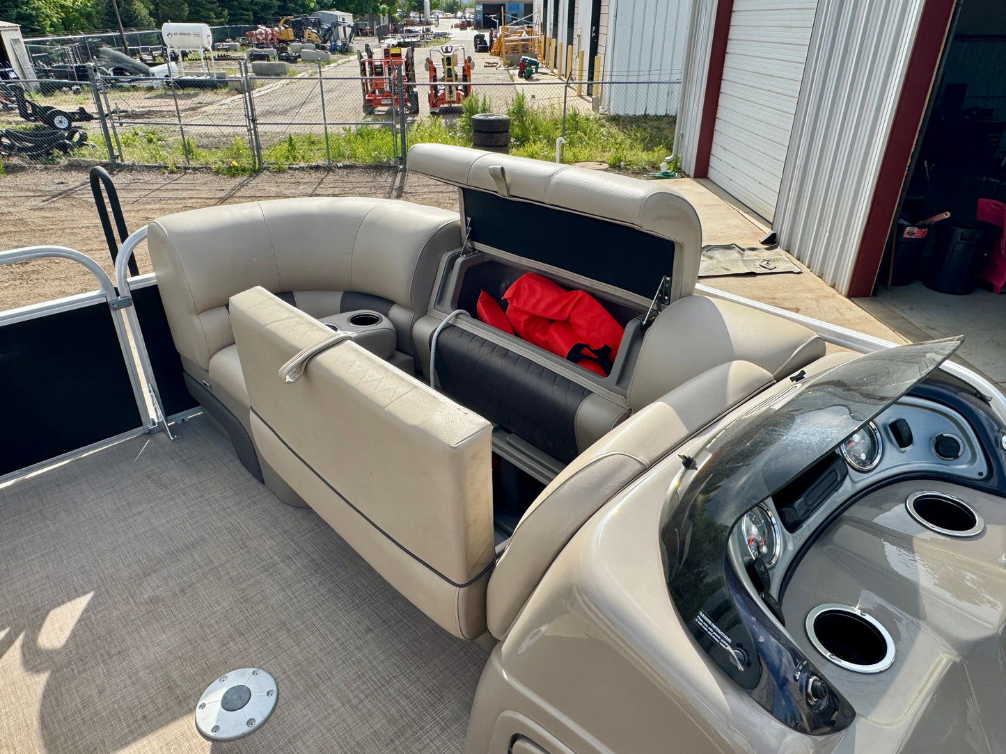 2021 Sun Tracker - Party Barge 22 DLX - 150HP