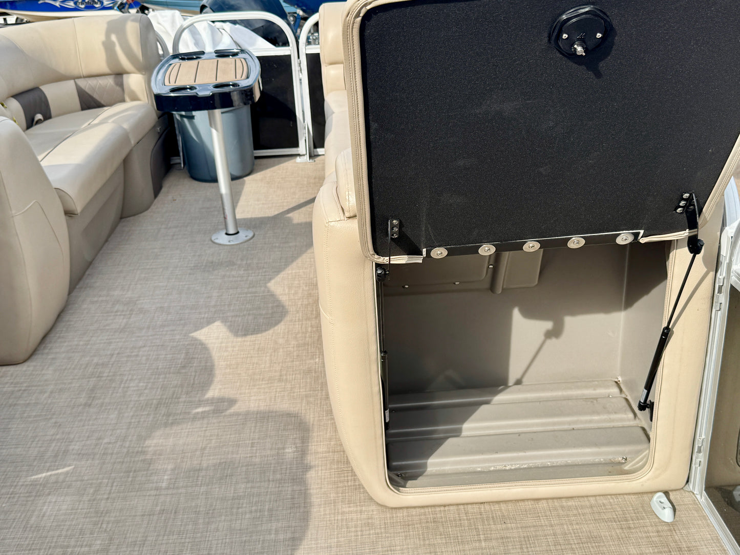 2021 Sun Tracker - Party Barge 22 DLX - 150HP