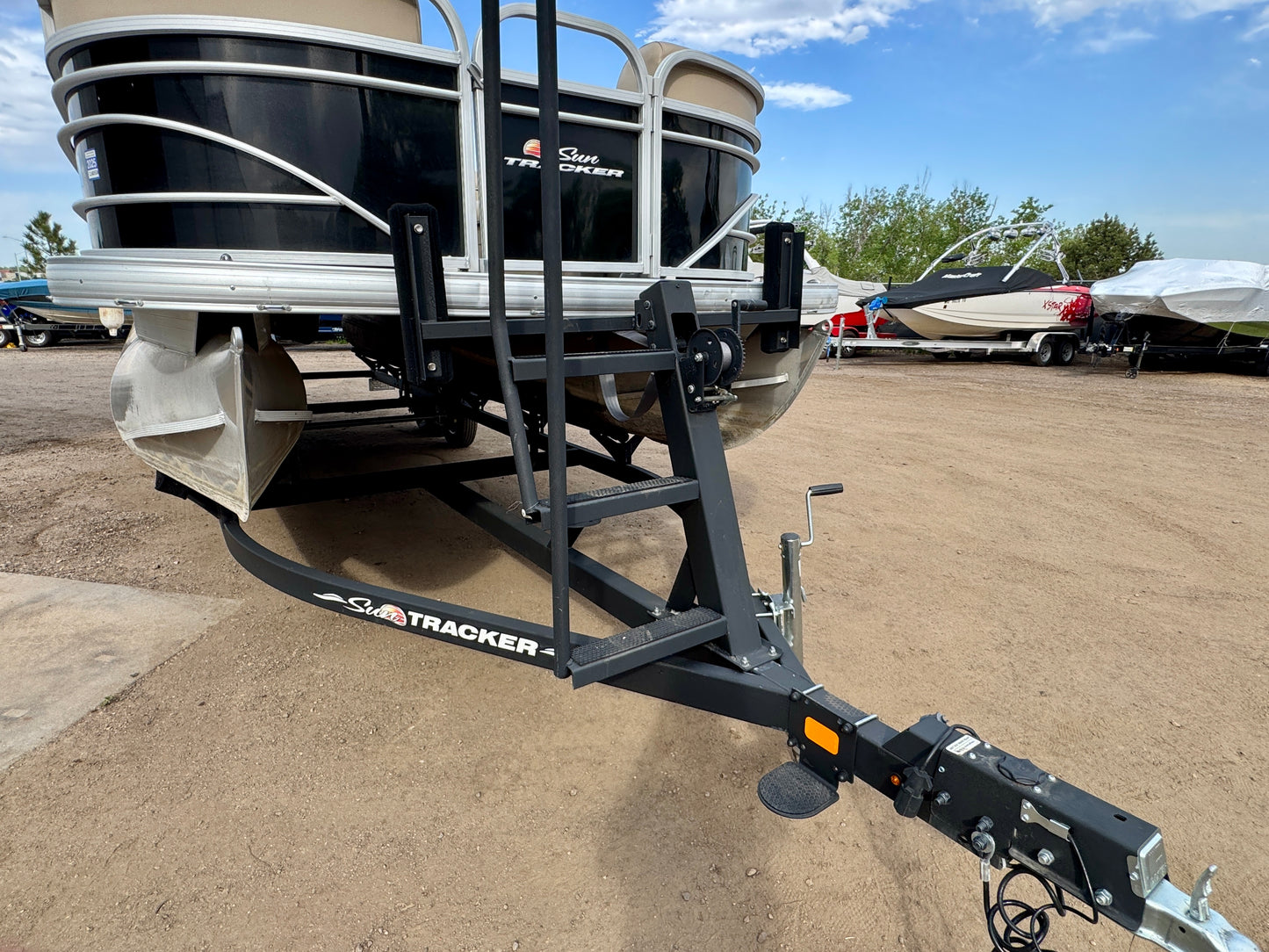 2021 Sun Tracker - Party Barge 22 DLX - 150HP
